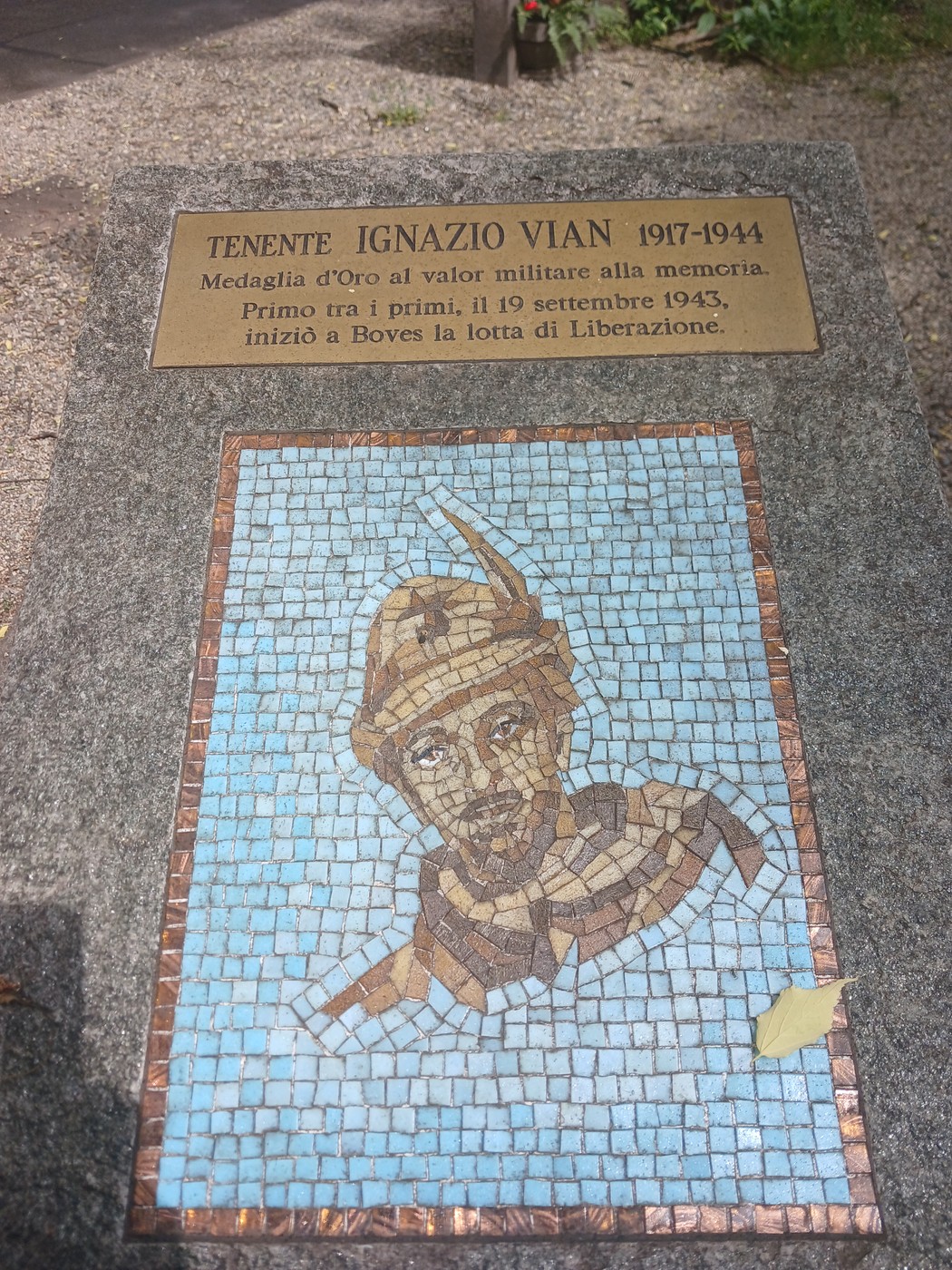 Cippo commemorativo dedicato a Ignazio Vian, con mosaico e iscrizione in memoria del suo coraggio durante la Resistenza.