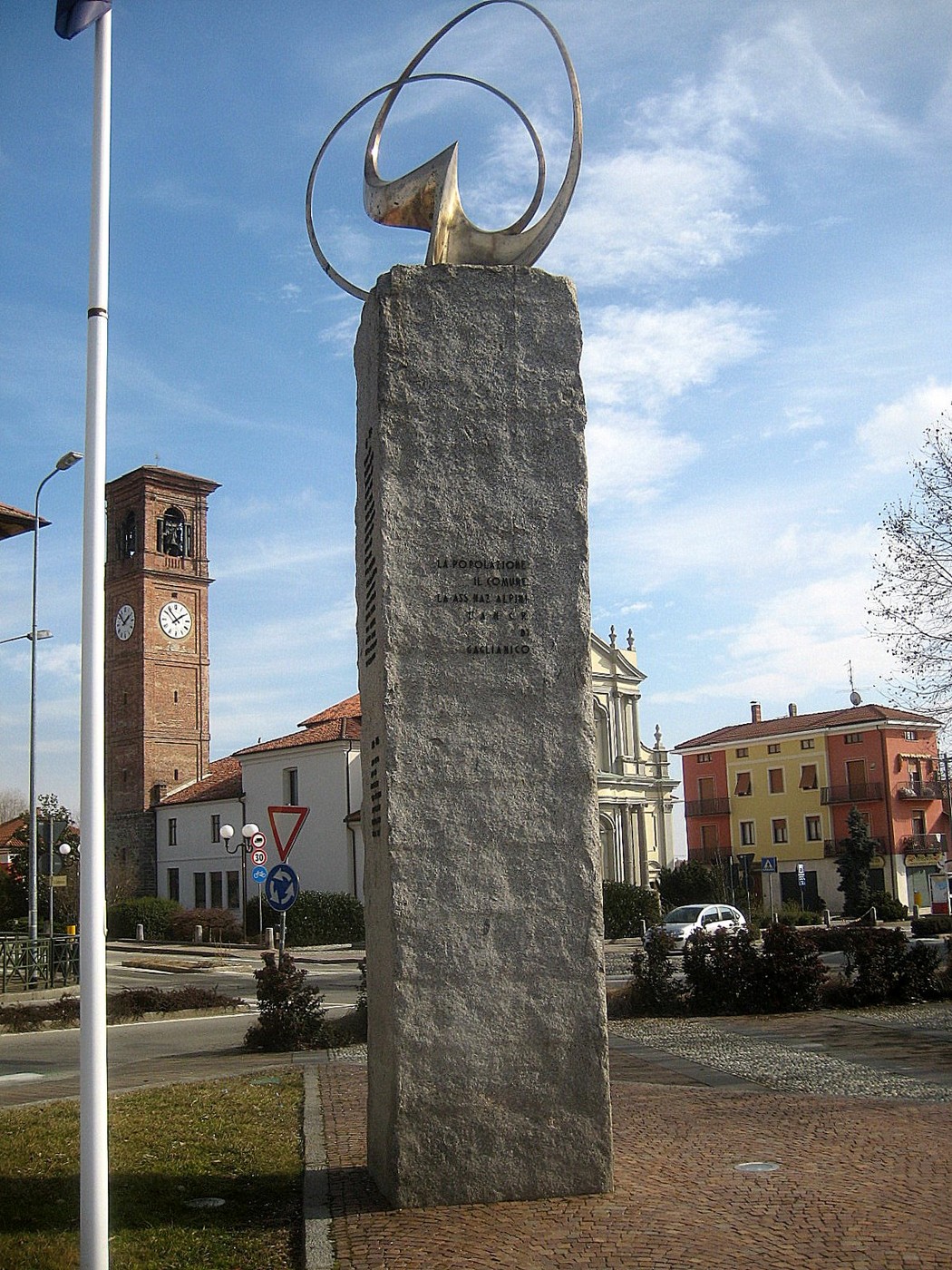 Monumento ai caduti di Gaglianico, commemorazione in pietra con elementi stilizzati e sfondo architettonico.