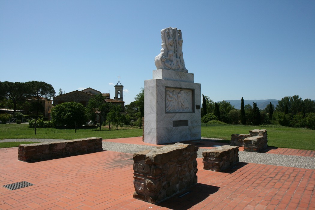 Monumento dedicato alle vittime del Padule di Fucecchio, simbolo di memoria e lotta contro la violenza.