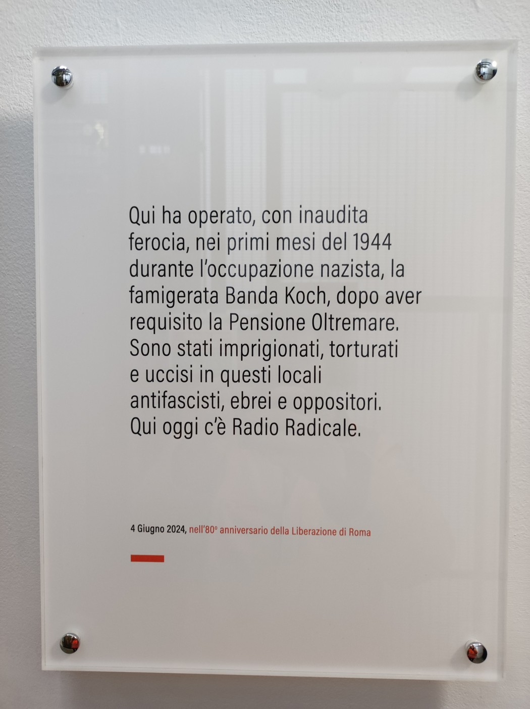 Targa commemorativa sulla Pensione Oltremare e i crimini nazisti durante il 1944.