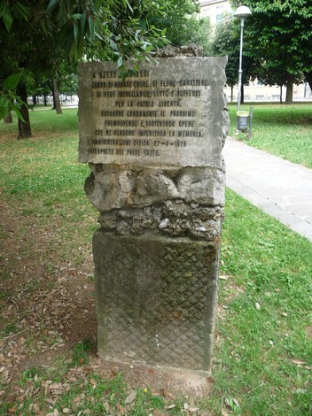 Cippo commemorativo ad Ambiveri, dedicato alla memoria di una figura storica e alla lotta per la libertà.