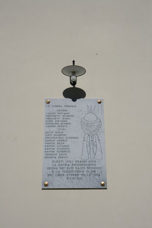 Lapide commemorativa dedicata ai caduti di Montalbano, con i nomi dei sacrificati nella Prima Guerra Mondiale.