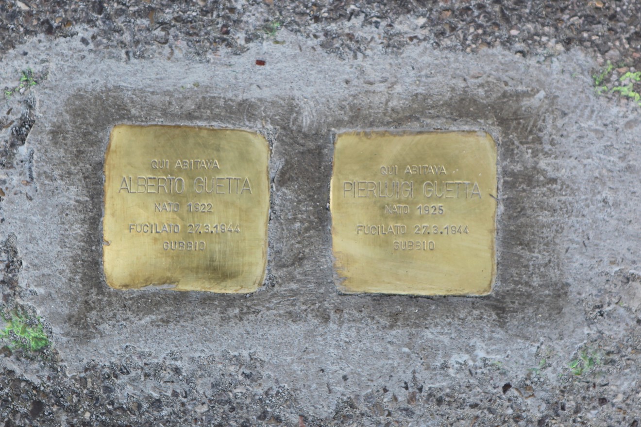 Pietre d'inciampo dedicate a Alberto e Pierina Guetta, in memoria delle vittime della persecuzione.