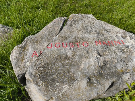 Monumento ai partigiani caduti a Monte Sabbiuno, con una pietra commemorativa incisa.