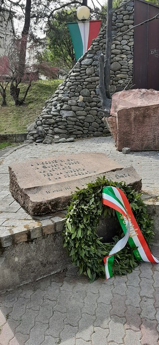Monumento alla Resistenza di Ovada, simbolo di memoria e onore per i caduti in difesa della libertà.