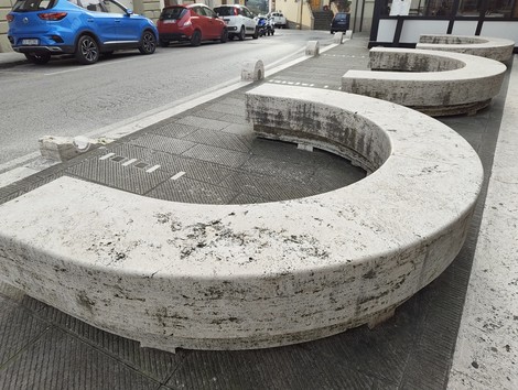 Pavimentazione con pietre d'incipio a forma di curvatura, in un contesto urbano.