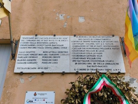 Lapidi commemorative a Pietraporciana, dedicate ai caduti del comando britannico e ai partigiani italiani.