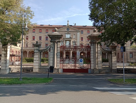 Lapide commemorativa del campo di prigionia PG 49, ubicata presso l'ex stabile di detenzione.
