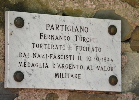 Lapide in memoria di Fernando Turchi, partigiano torturato e fucilato dai nazifascisti il 10 ottobre 1944.