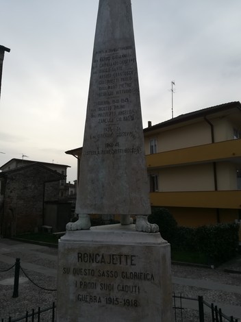 Monumento ai caduti di Roncajette, commemorazione dei prodi della guerra 1915-1918.