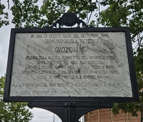 Lapide commemorativa dedicata a Giacomo Ulivi, patriota e studente, con riferimento alla sua resistenza durante la Seconda Guerra Mondiale.