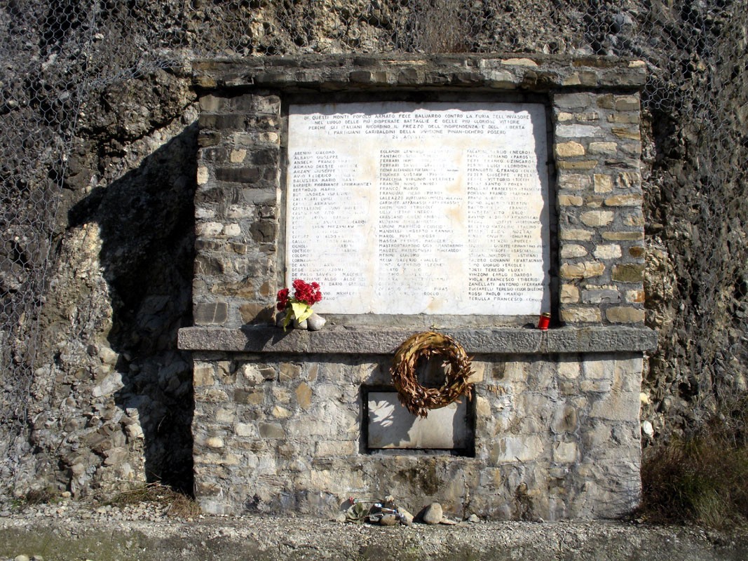 Monumento ai Partigiani della Divisione Pinan Cichero, dedicato alla memoria dei caduti per la libertà.