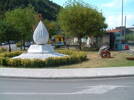 Monumento alle vittime civili della Linea Gotica, simbolo di memoria e commiato per i caduti.