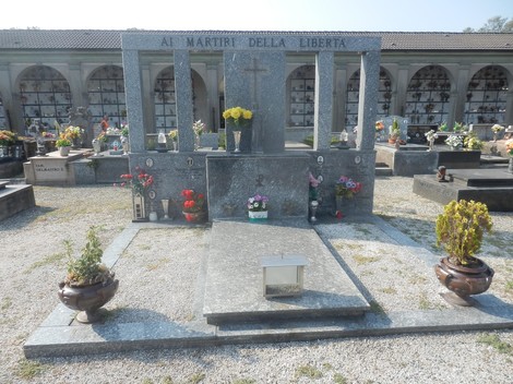 Sacrario dedicato ai martiri della Libertà, con tombe e fiori commemorativi in un ambiente sereno.