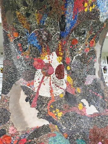 Monumento ai martiri della Creda, un’opera d’arte commemorativa colorata che celebra il sacrificio e la memoria.