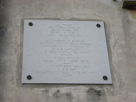 Lapide commemorativa dedicata a Luigi Galleni, situata sulla facciata della sua casa.