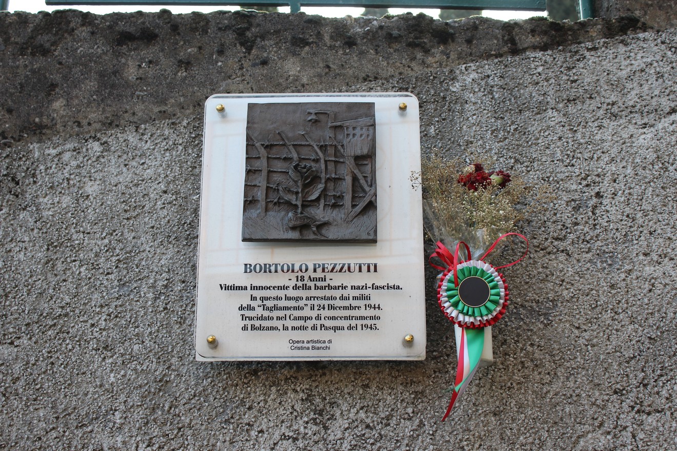 Targa commemorativa a Pezzutti per onorare Bortolo Pezzutti, vittima delle atrocità nazifasciste nel 1944.