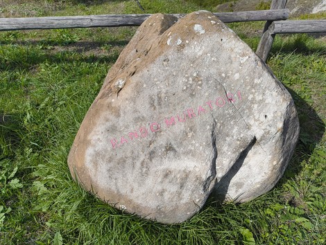 Monumento commemorativo ai partigiani caduti, situato a Monte Sabbiuno, simbolo della resistenza e della libertà.