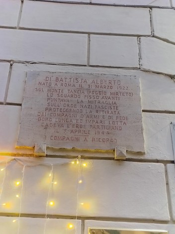 Lapide commemorativa in onore di Di Battista Alberto, con dettagli sulla sua vita e il suo sacrificio.