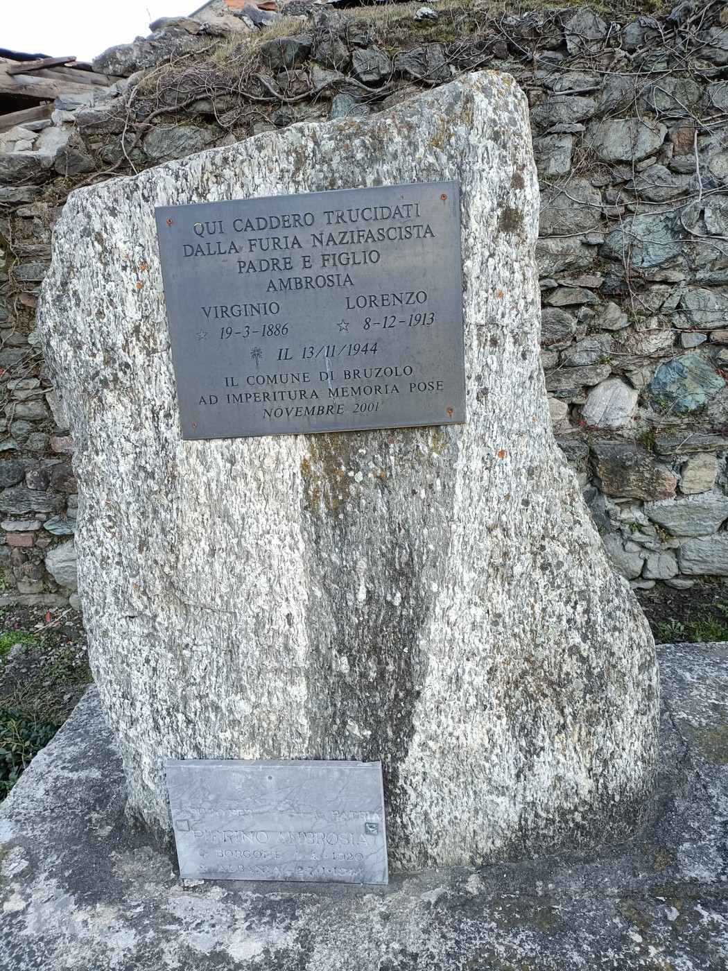 Cippo commemorativo che ricorda le vittime della furia nazifascista, padre e figlio Ambrosia.