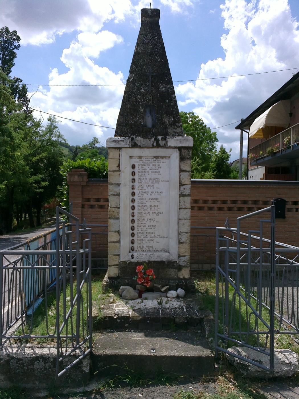 Monumento ai Caduti di Fagiano, in memoria dei soldati, con fiori e targa commemorativa.