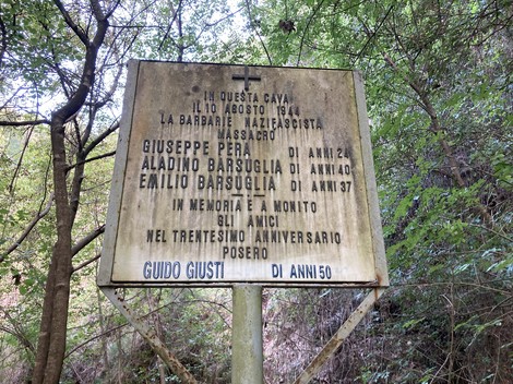 Lapide commemorativa a Pera e ai Barsuglia, in ricordo delle vittime del massacro del 10 agosto 1944.