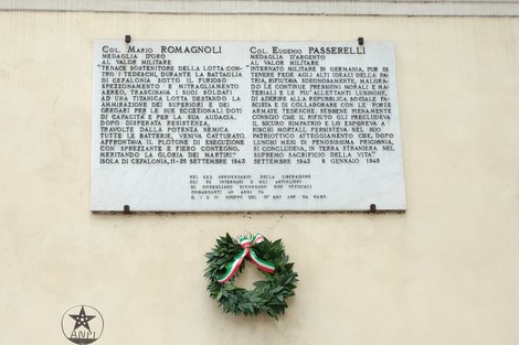 Lapide commemorativa per Col. Mario Romagnoli e Col. Eugenio Passerelli con una corona d'alloro.