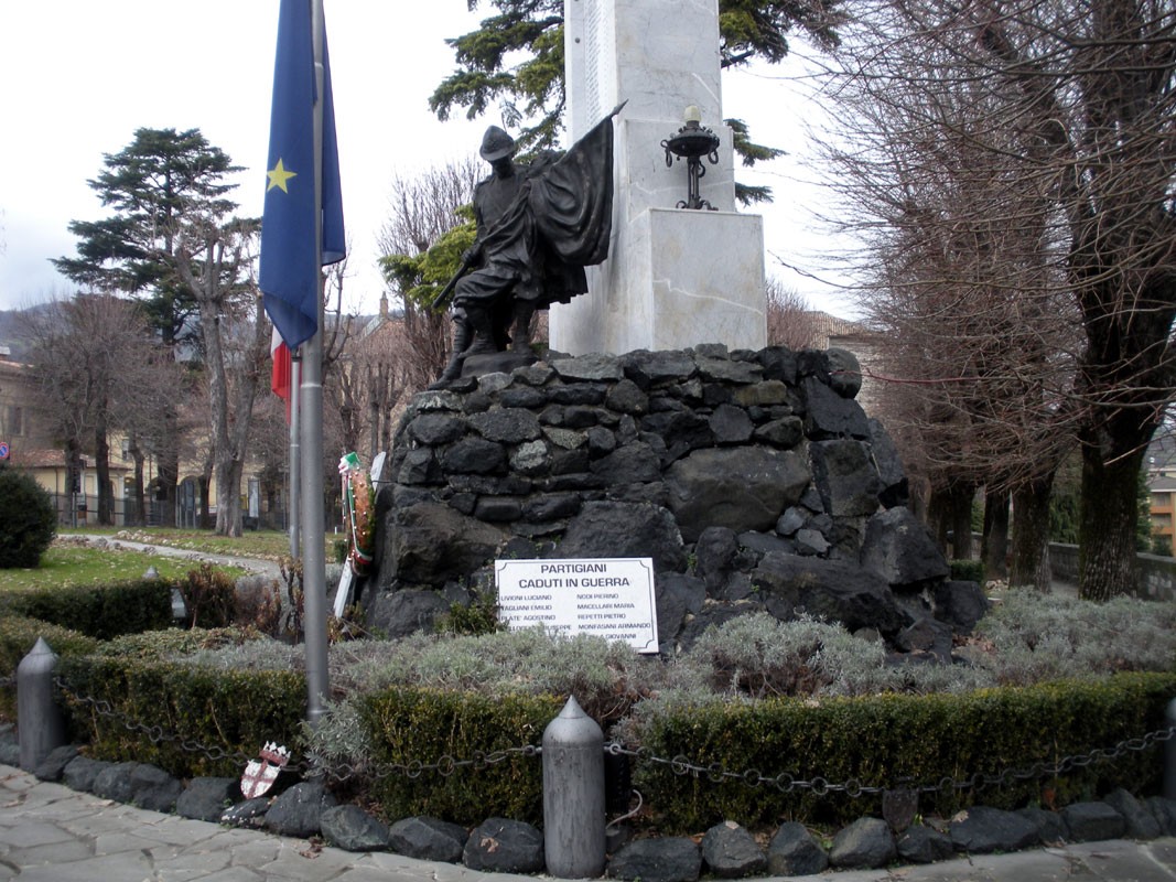 Monumento ai caduti di Bobbio, dedicato ai soldati che hanno perso la vita in guerra, con statue e decorazioni commemorative.