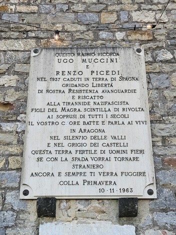 Lapide dedicata a Ugo Muccini e Renzo Picedi, commemorando la loro resistenza e il sacrificio durante la guerra di Spagna.