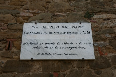 Lapide commemorativa in onore del Capitano Alfredo Gallistru, partigiano e medaglia d'argento al valor militare.