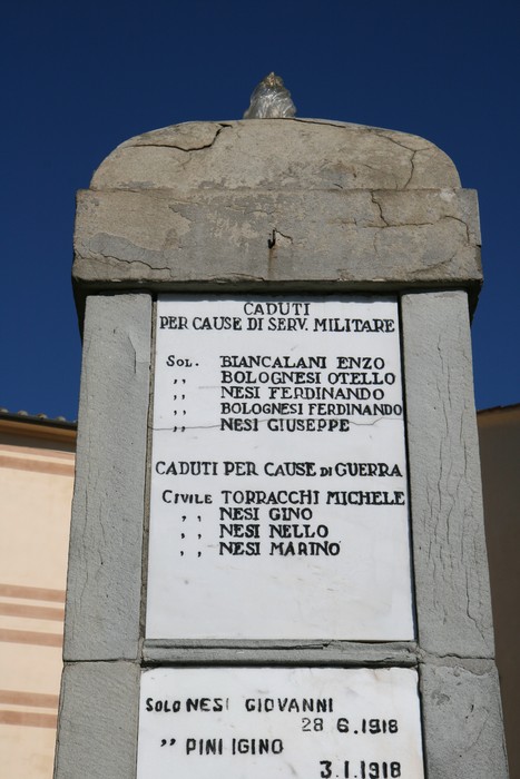 Monumento ai caduti di Tobbiana, omaggio ai soldati e civili che hanno perso la vita in guerra.