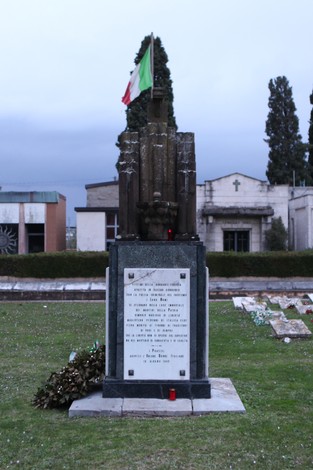 Monumento commemorativo ai partigiani pratesi, onora la memoria dei caduti per la libertà.