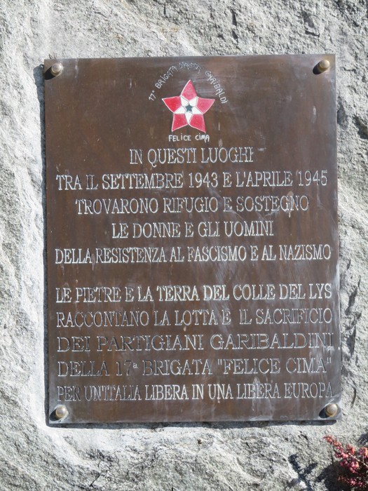 Cippo commemorativo della 17a Brigata "Felice Cima", tributo alla resistenza contro fascismo e nazismo.