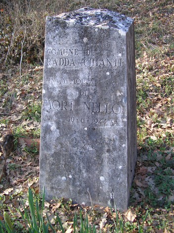 Cippo commemorativo in pietra dedicato a Nello Mori, situato nel comune di Radda in Chianti.