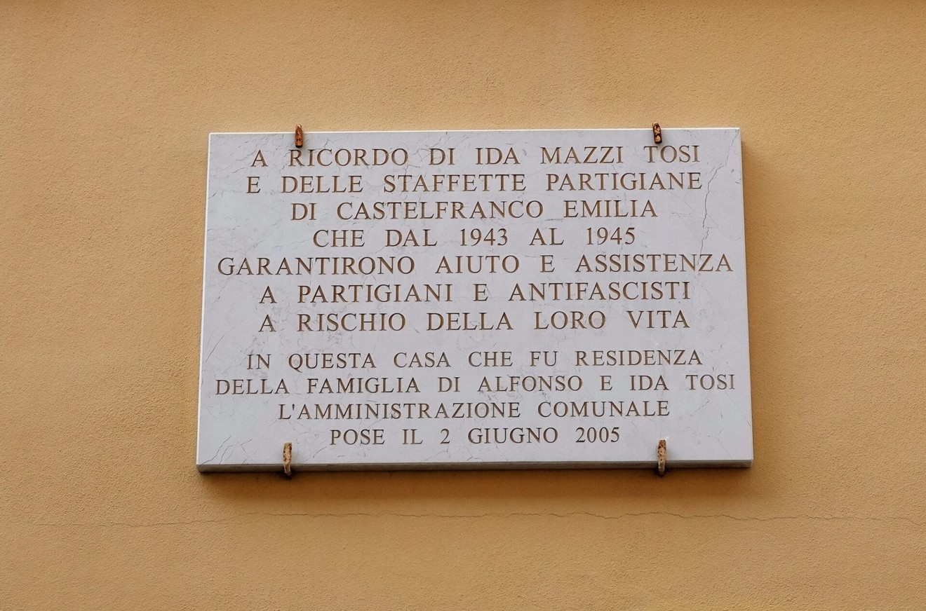 Lapide commemorativa dedicata a Ida Mazzi Tosi e alle staffette partigiane di Castelfranco Emilia.
