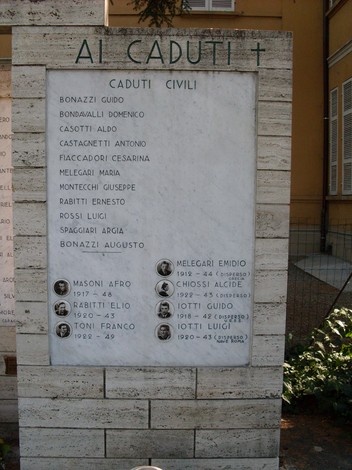 Monumento ai Caduti di San Maurizio con i nomi dei caduti civili incisi su pietra.