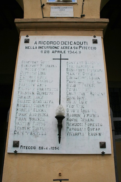 Lapide commemorativa nella chiesa di Piteccio, in memoria degli adulti vittime dell'incursione del 28 aprile 1944.