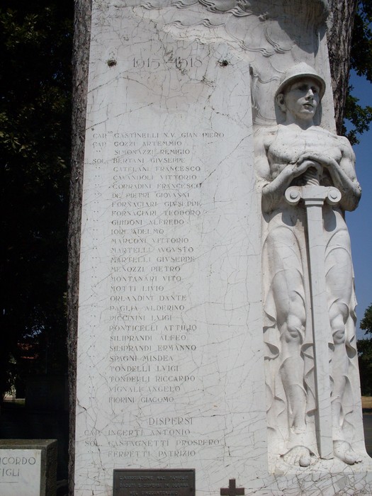 Monumento ai caduti di Coviolo, omaggio ai soldati delle guerre mondiali con statue e iscrizioni commemorative.