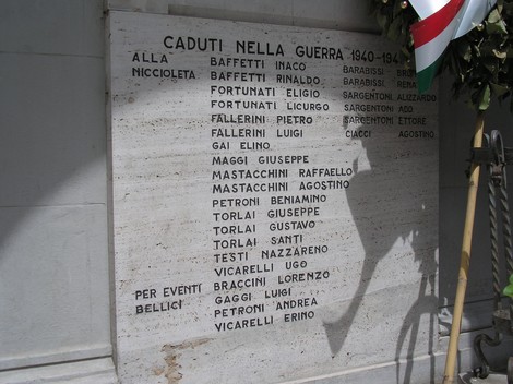 Lapidi commemorative dei caduti nella guerra 1940-1945, situate nel municipio.