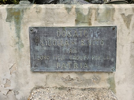 Monumento commemorativo ai caduti di Dogato, Libolla e San Vito con iscrizione in memoria dei valorosi.