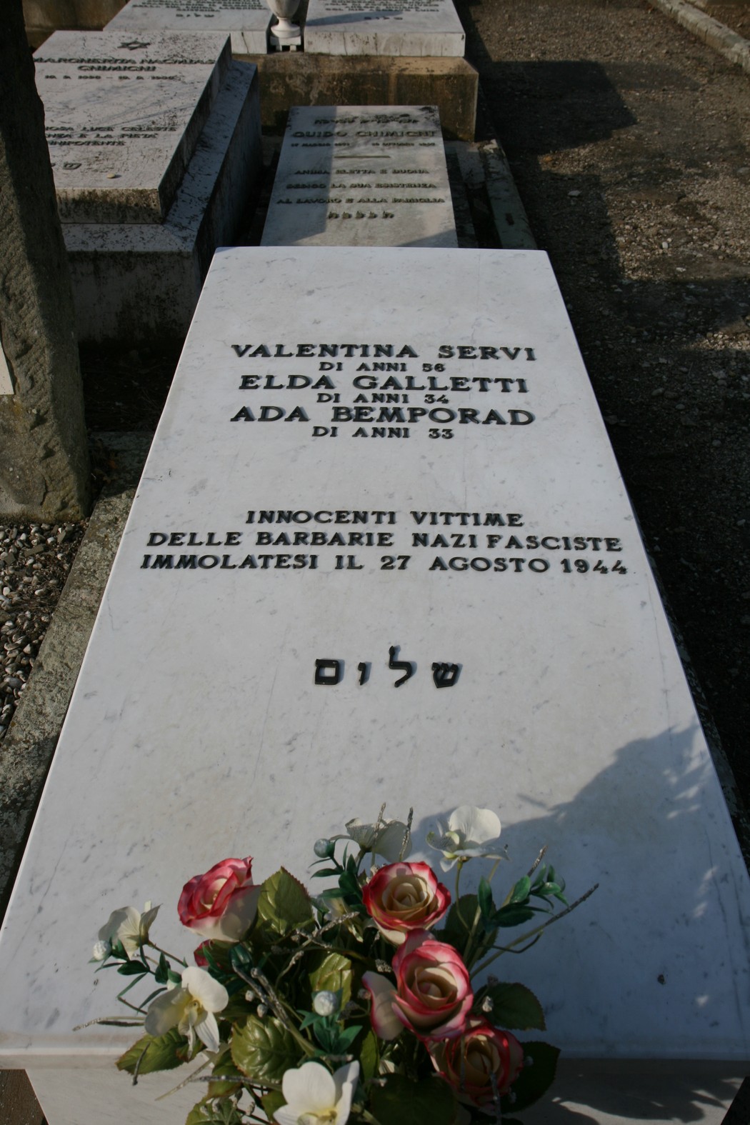 Sepolcro in marmo commemorativo per Elda Galletti, Ada Bemporad e Valentina Servi, vittime dei nazifascisti.