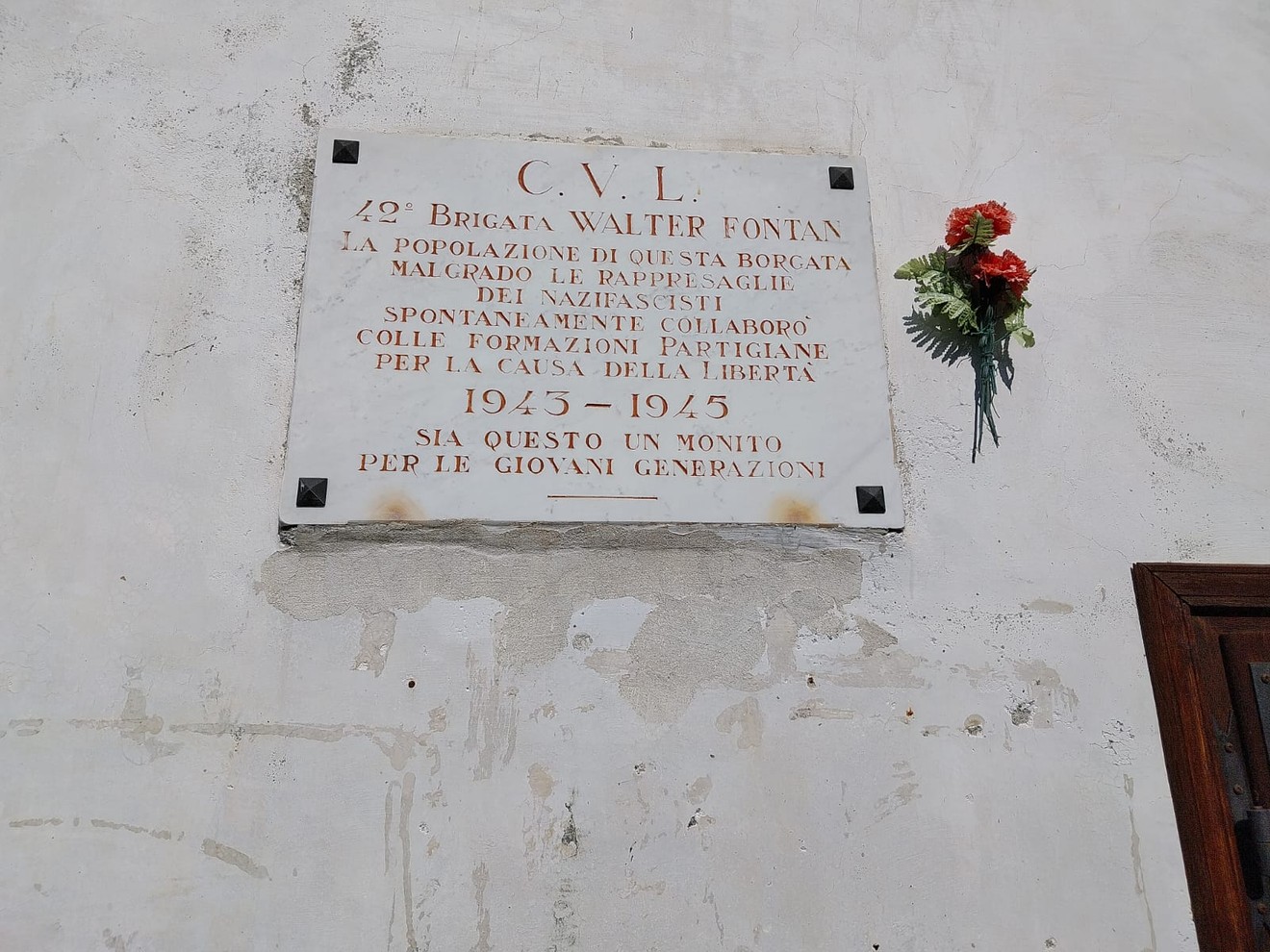 Lapide commemorativa della 42° Brigata Walter Fontan, dedicata alla lotta per la libertà.
