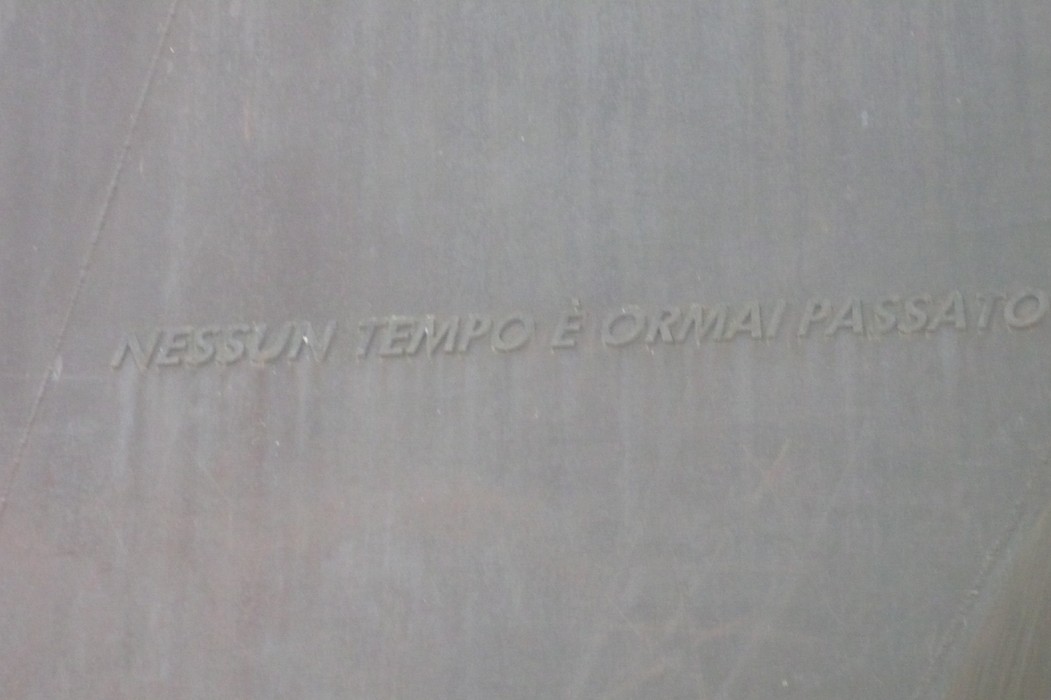 Dettaglio del Monumento alla Resistenza, con incisa una frase evocativa sulla memoria storica.