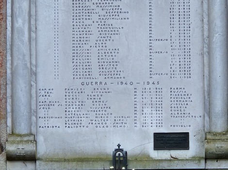 Lapide commemorativa dedicata ai caduti di Lentigione e Sorbolo, con elenchi di nomi e date.
