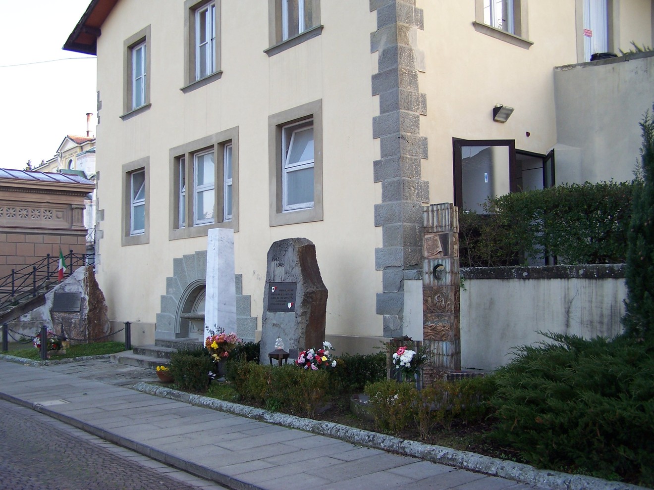 Monumento agli Internati Militari Italiani, un memoriale dedicato alla memoria di coloro che hanno sofferto durante la guerra.