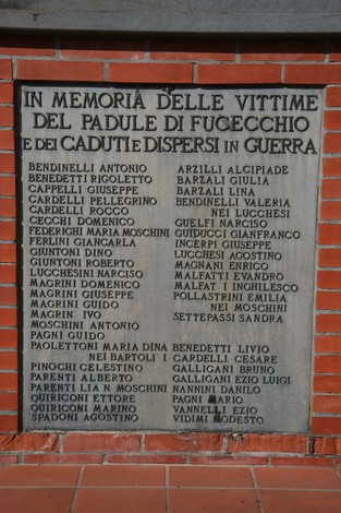 Cippo commemorativo della chiesa di Anchione, dedicato alle vittime e ai caduti in guerra.