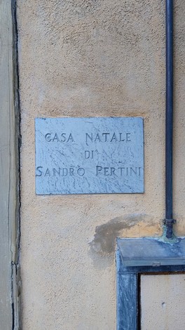 La targa commemorativa della casa natale di Sandro Pertini, affissa su un muro.
