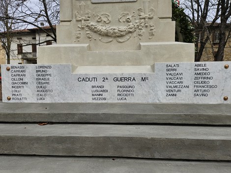 Monumento ai Caduti di Vezzano sul Crostolo, commemorativo con nomi di coloro che hanno perso la vita.