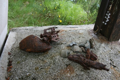 Resti in ferro corrosi e roccia in un'area naturale, simbolo della storia locale a Morasco.