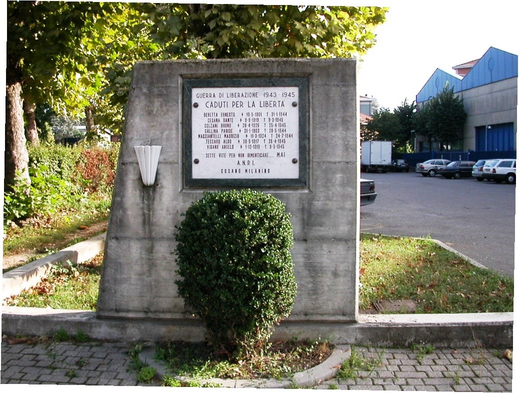 Monumento commemorativo dedicato agli operai caduti della Wender, con un design sobrio e una verde pianta davanti.